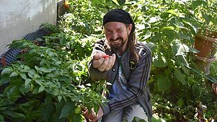 Mit Garten-Videos und vegetarischen Rezepten inspiriert Steffen Prase sein Publikum in den Sozialen Medien. Mit Garten-Videos und vegetarischen Rezepten inspiriert Steffen Prase sein Publikum in den Sozialen Medien.