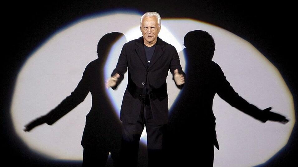 Bekannt wurde Armani - hier auf dem Laufsteg der Männermodenschauen 2007/2008 - durch Herrenmode in minimalistischen Schnitten mit gedeckten Farben. (Archivbild)