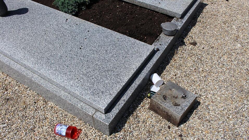 Unbekannte haben mehrere Gräber am Friedhof St. Michael in Straubing verwüstet. Unbekannte haben mehrere Gräber am Friedhof St. Michael in Straubing verwüstet.