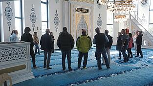Bei Führungen konnten die Besucher an dem Tag das Inneren der Moschee betrachten.