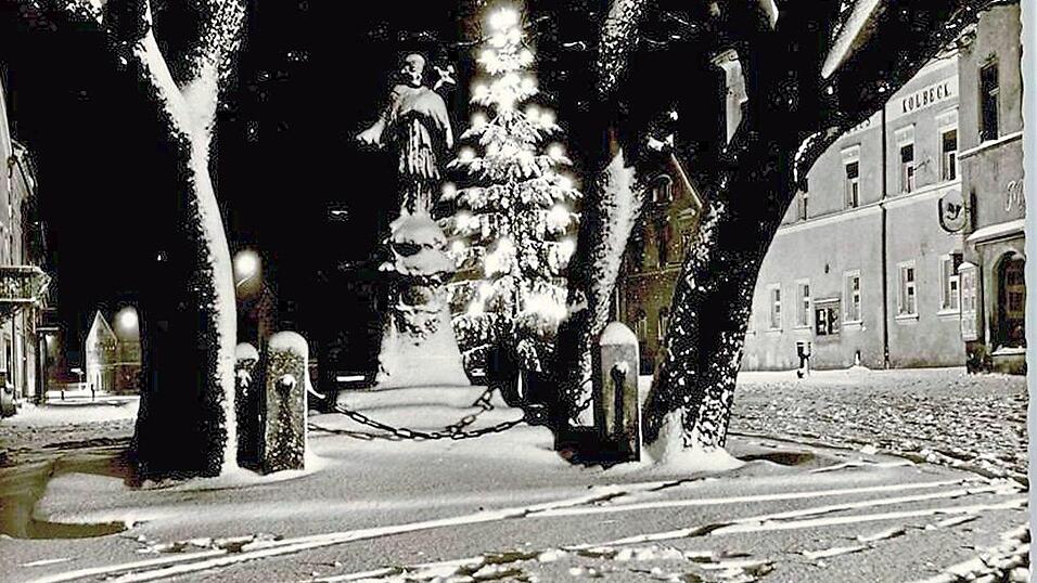 Ein Bild, das heutzutage Seltenheitswert hat: Der verschneite Further Stadtplatz samt Nepomuk-Statue und Christbaum in den 1960er Jahren.