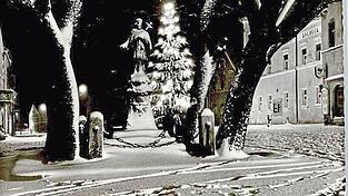 Ein Bild, das heutzutage Seltenheitswert hat: Der verschneite Further Stadtplatz samt Nepomuk-Statue und Christbaum in den 1960er Jahren.