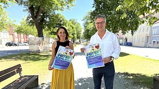 B&uuml;rgermeister Schmalhofer und Manuela Wei&szlig; vom Kultur- und Tourismusamt Plattling.