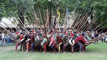 Die Igel-Formation, wie sie die Reisigen bei der Landshuter Hochzeit zeigen, war eine Verteidigungsstellung der Landsknechte, die auf die Schweizer Eidgenossen zur&uuml;ckging.