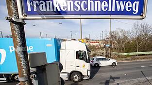Beeinträchtigungen im Zug- und Autoverkehr: Menschen in Nürnberg brauchen Geduld. (Symbolbild)