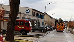Mehrere Feuerwehrautos und ein Rettungswagen waren anger&uuml;ckt. Doch schnell konnte Entwarnung gegeben werden.