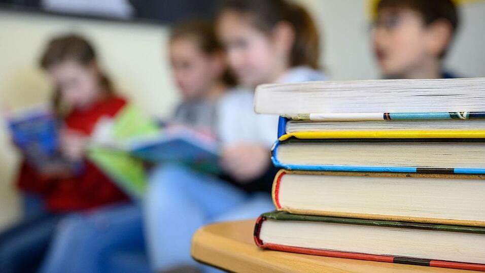 Der Anteil der betroffenen Schülerinnen und Schüler mit großen Leseschwierigkeiten ist nach Einschätzung der Studienautoren inzwischen 'alarmierend hoch'. Der Anteil der betroffenen Schülerinnen und Schüler mit großen Leseschwierigkeiten ist nach Einschätzung der Studienautoren inzwischen 'alarmierend hoch'.