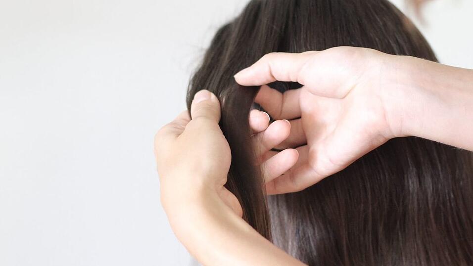 Los geht's auf der voluminöseren Haarseite. Das Prinzip ist ähnlich zu der französischen Flechtung. Man nimmt eine etwas dickere Haarpartie vorne bei der Stirn und teilt sie in drei Strähnen. Los geht's auf der voluminöseren Haarseite. Das Prinzip ist ähnlich zu der französischen Flechtung. Man nimmt eine etwas dickere Haarpartie vorne bei der Stirn und teilt sie in drei Strähnen.