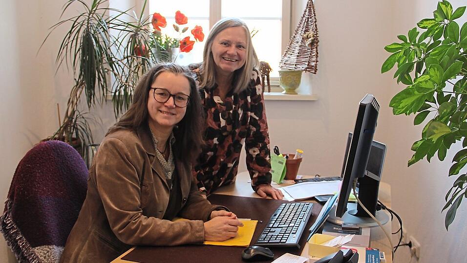 Frauke Schmid (l.) und Rita van Eckert von der IFD-Dienststelle Deggendorf sind Ansprechpartnerinnen f&uuml;r Arbeitnehmer und Arbeitgeber aus den Landkreisen Deggendorf, Straubing-Bogen und Regen.