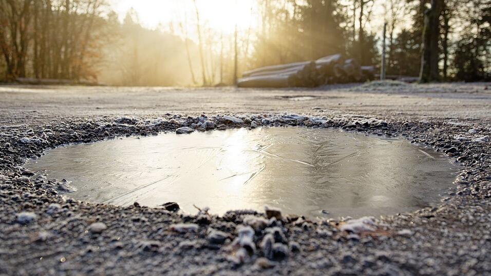 Auf den Straßen kann es wieder glatt werden (Archivbild). Auf den Straßen kann es wieder glatt werden (Archivbild).