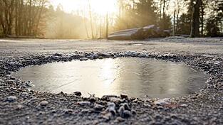 Auf den Straßen kann es wieder glatt werden (Archivbild). Auf den Straßen kann es wieder glatt werden (Archivbild).