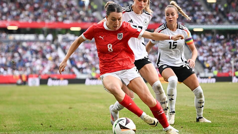 Barbara Dunst (vorne) freut sich auf das Spitzenspiel. (Archivbild)