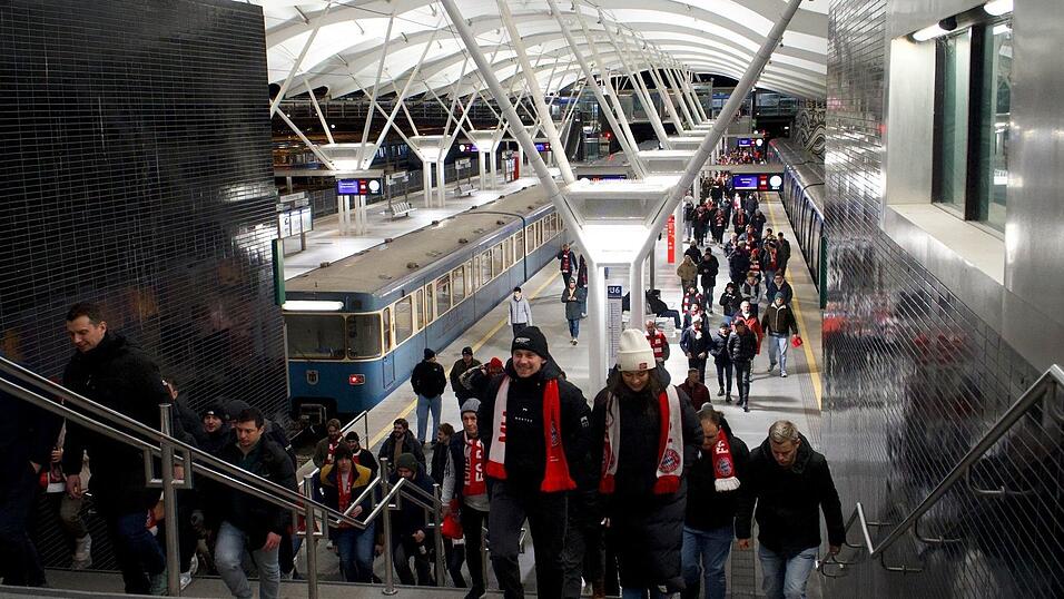 Die U-Bahn soll Fu&szlig;ballfans am Mittwochabend mit einem Notfahrplan zur Allianz Arena bringen. (Archivbild)