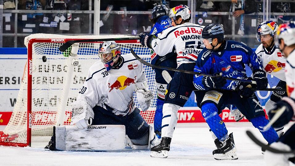 Linus Brandl fälscht den Puck in dieser Szene zum richtungsweisenden 2:1 ab, auch weil Max Bleicher vor dem Tor Fabio Wagner beschäftigt. Münchens Torhüter Antoine Bibeau hat das Nachsehen. Linus Brandl fälscht den Puck in dieser Szene zum richtungsweisenden 2:1 ab, auch weil Max Bleicher vor dem Tor Fabio Wagner beschäftigt. Münchens Torhüter Antoine Bibeau hat das Nachsehen.