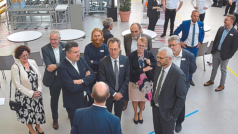 Prof. Dr. Markus Schneider gab eine Führung durch die verschiedenen Bereiche der Lern-, Muster- und Innovationsfabrik. Prof. Dr. Markus Schneider gab eine Führung durch die verschiedenen Bereiche der Lern-, Muster- und Innovationsfabrik.