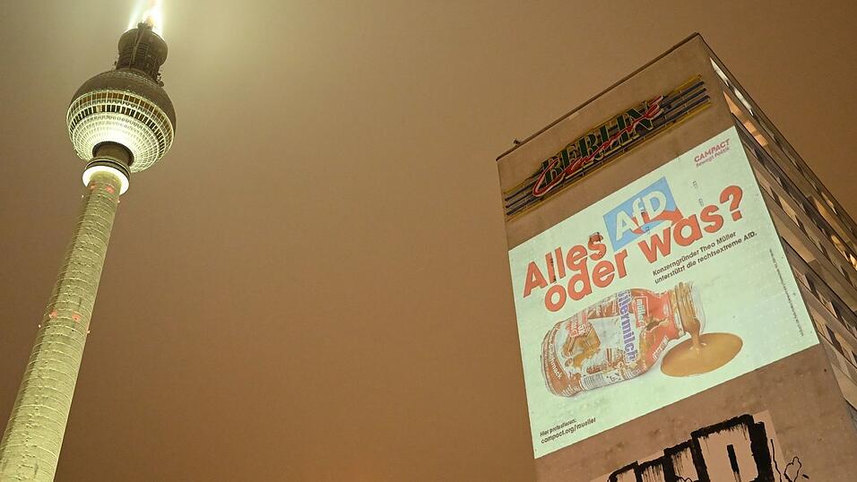 Die umstrittene Gro&szlig;projektion am Berliner Alexanderplatz.