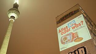 Die umstrittene Gro&szlig;projektion am Berliner Alexanderplatz.