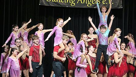 Die Narrhalla Attenkirchen sprengte die Grenzen der B&uuml;hne.