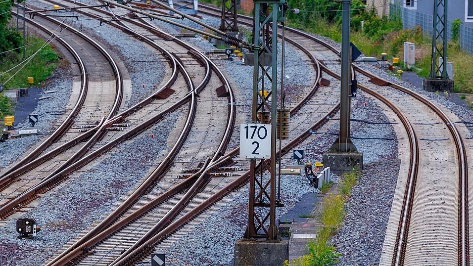 Zuletzt wurde deutlich mehr in die Bahninfrastruktur investiert - die Allianz Pro Schiene geht aber davon aus, dass das Niveau nicht lange gehalten wird. (Symbolbild) Zuletzt wurde deutlich mehr in die Bahninfrastruktur investiert - die Allianz Pro Schiene geht aber davon aus, dass das Niveau nicht lange gehalten wird. (Symbolbild)