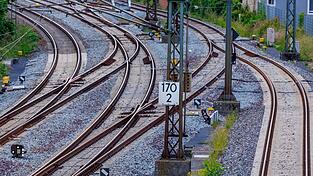 Zuletzt wurde deutlich mehr in die Bahninfrastruktur investiert - die Allianz Pro Schiene geht aber davon aus, dass das Niveau nicht lange gehalten wird. (Symbolbild) Zuletzt wurde deutlich mehr in die Bahninfrastruktur investiert - die Allianz Pro Schiene geht aber davon aus, dass das Niveau nicht lange gehalten wird. (Symbolbild)
