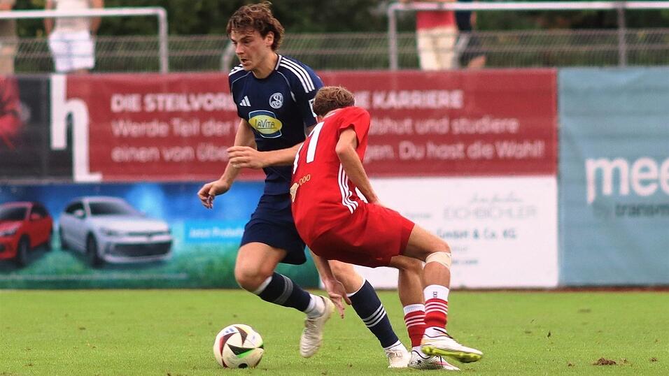 Zur Stelle: Robin Oswald (blaues Trikot) erzielte nach einer Vorlage von Lucas Biberger den wichtigen Ausgleichstreffer und sicherte der SpVgg Landshut damit einen Z&auml;hler.