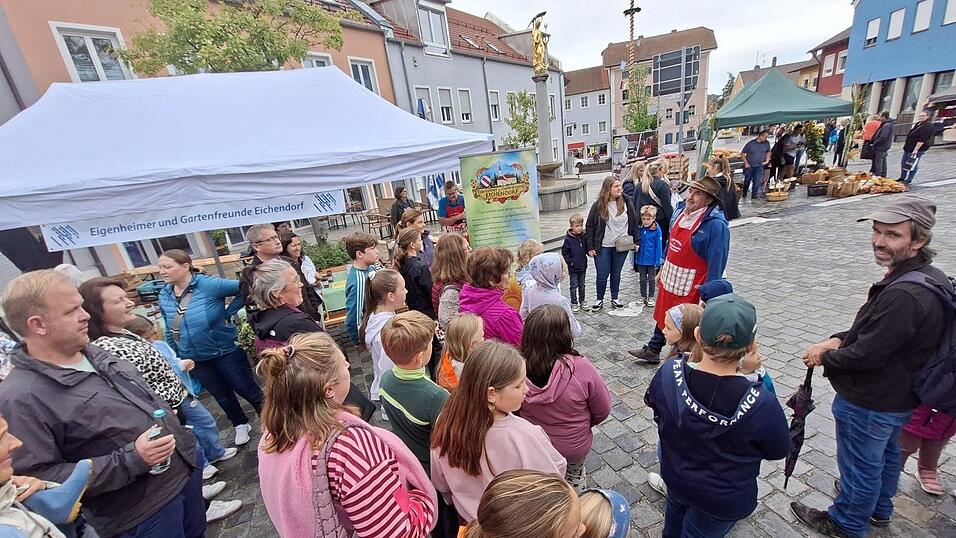 Die Eichendorfer lie&szlig;en sich vom Regen nicht die Stimmung vermiesen.