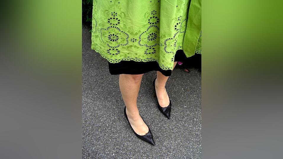 Pumps passen besser zum Dirndl als Flip-Flops oder gar Chucks