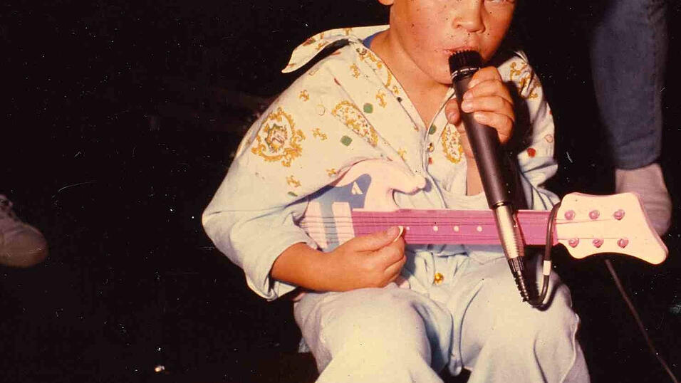 Ganz nah am Mikrofon wie sein Pate.