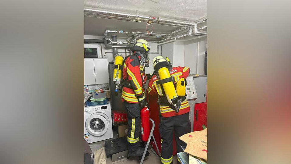 Die gerufene Feuerwehr brachte den Brand schnell unter Kontrolle und löschte ihn. Die gerufene Feuerwehr brachte den Brand schnell unter Kontrolle und löschte ihn.
