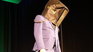 Sch&uuml;tzt, wie in einer Brosch&uuml;re geraten, eine Tasche oder Aktenkoffer auf dem Kopf vor radioaktiver Strahlung, wie man 1970 glaubte?
