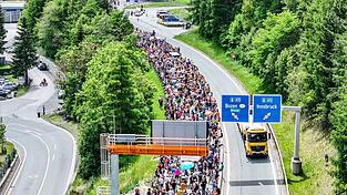 Tausende Menschen demonstrierten gegen die Umweltbelastungen durch den Transitverkehr.