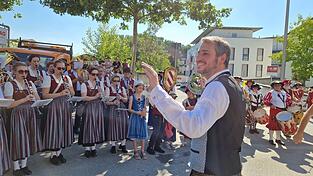 B&uuml;rgermeister Matthias Kohlmayer griff zum Dirigentenstab und leitete die Musiker beim Standkonzert an.