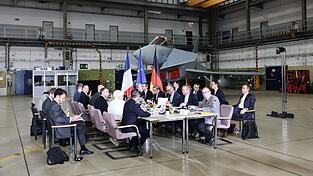 In einer Wartungshalle auf dem Militärflugplatz Nörvenich tagt der deutsch-französische Verteidigungs- und Sicherheitsrat. In einer Wartungshalle auf dem Militärflugplatz Nörvenich tagt der deutsch-französische Verteidigungs- und Sicherheitsrat.