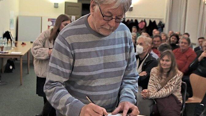 Georg Scharfenberg setzte die erste Unterschrift.