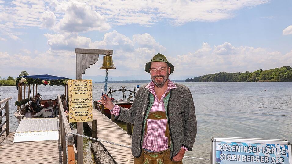 Lederhosn und Trachtenhut trägt er eigentlich immer zum Arbeiten, dazu kommt oft eine Sonnenbrille: Hermann vor der Zille, mit der er gleich zur Roseninsel schippern wird. Drei bis vier Mal fährt er in der Stunde hin und her, einen festen Fahrplan gibt es nicht. Wer mitfahren mag, läutet einfach an der Glocke. Lederhosn und Trachtenhut trägt er eigentlich immer zum Arbeiten, dazu kommt oft eine Sonnenbrille: Hermann vor der Zille, mit der er gleich zur Roseninsel schippern wird. Drei bis vier Mal fährt er in der Stunde hin und her, einen festen Fahrplan gibt es nicht. Wer mitfahren mag, läutet einfach an der Glocke.