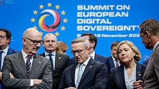 Roland Lescure (von links), Minister für Wirtschaft und digitale Souveränität von Frankreich, unterhält sich beim Digital-Gipfel mit Karsten Wildberger (CDU), Bundesminister für Digitalisierung und Staatsmodernisierung. Roland Lescure (von links), Minister für Wirtschaft und digitale Souveränität von Frankreich, unterhält sich beim Digital-Gipfel mit Karsten Wildberger (CDU), Bundesminister für Digitalisierung und Staatsmodernisierung.