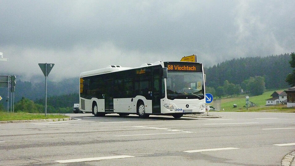 Seit 2024 ist sie an sieben Tagen in der Woche im Stundentakt zwischen den Bahnh&ouml;fen Bogen und Viechtach unterwegs: die Buslinie 58 (im Archivbild bei Gr&uuml;n).