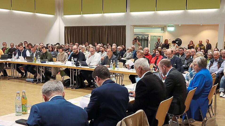 Die konstituierende Sitzung des neuen Stadtrates fand in der Schäfflerhalle statt und war sehr gut besucht. Die konstituierende Sitzung des neuen Stadtrates fand in der Schäfflerhalle statt und war sehr gut besucht.