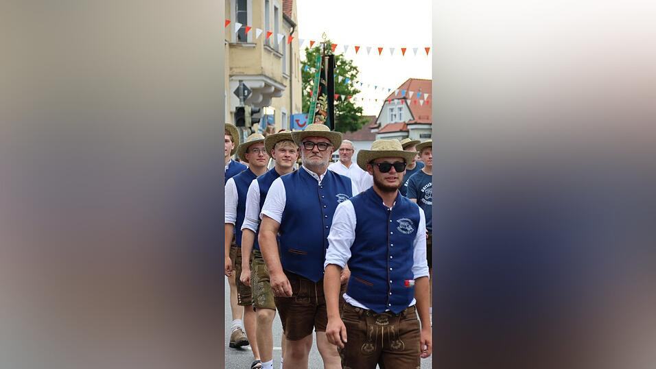 In zwei Jahren wird der Burschenverein Mitterdorf 50 Jahre alt. Die starke Abordnung gibt schon mal einen Vorgeschmack aufs Fest.