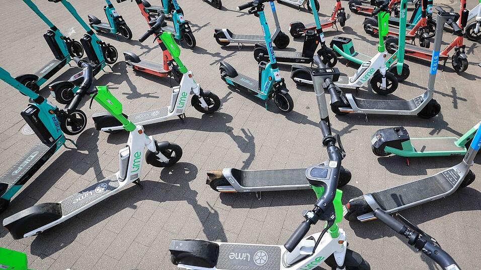 Auch wenn es sich in Großstädten nicht unbedingt so anfühlt: Die Zahl der zur Miete angebotenen E-Scooter ist zuletzt gesunken. (Archivbild) Auch wenn es sich in Großstädten nicht unbedingt so anfühlt: Die Zahl der zur Miete angebotenen E-Scooter ist zuletzt gesunken. (Archivbild)