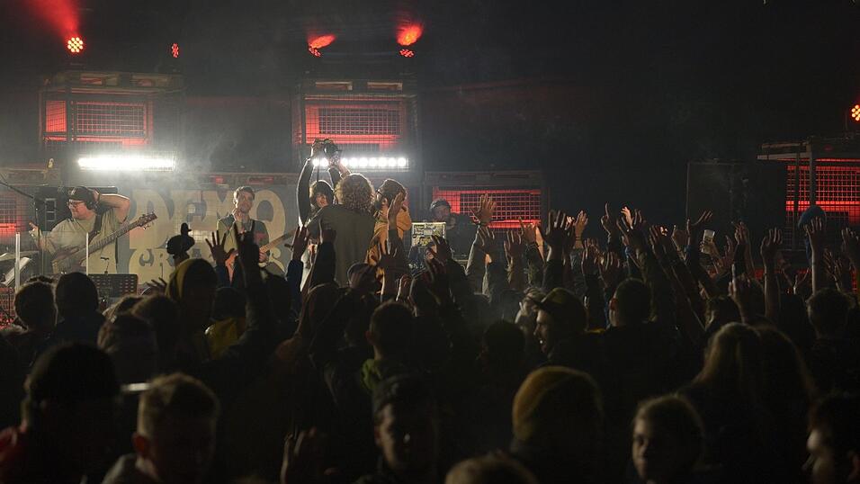 Bevor Liquid alleine auf der B&uuml;hne stand, trat er mit Demograffics f&uuml;r ein paar Songs auf.