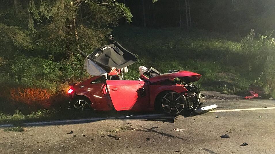 Ein Mann starb bei dem Frontalcrash, drei weitere Personen wurden teils schwer verletzt.