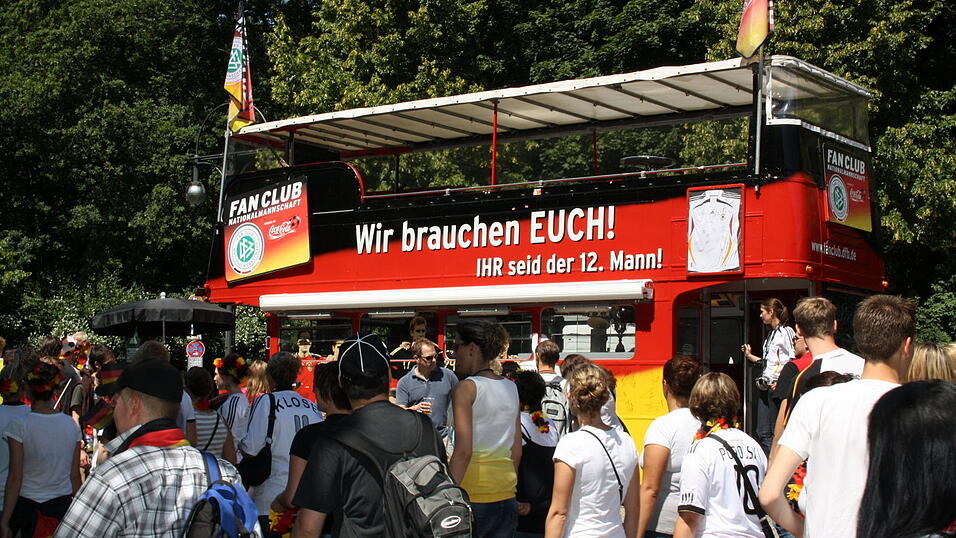 Christian Fertl war am Sonntag auf der Fanmeile in Berlin und erlebte dort das Achtelfinale gegen England auf Gro&szlig;leinwand.