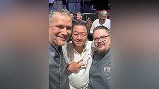 Wirt Muk Röhrl (links) und Küchenchef Stefan Schmied (rechts) vom Gasthaus Röhrl sind in der TV-Show 'Wer kocht das Beste für die Gäste?' im Team mit Fernsehkoch 'The Duc Ngo' (Mitte). Wirt Muk Röhrl (links) und Küchenchef Stefan Schmied (rechts) vom Gasthaus Röhrl sind in der TV-Show 'Wer kocht das Beste für die Gäste?' im Team mit Fernsehkoch 'The Duc Ngo' (Mitte).