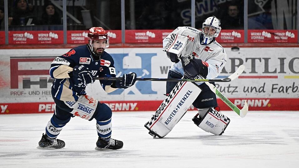 Straubings Schlussmann Florian Bugl und seine Vorderleute mussten sich am Sonntag im Duell mit dem ehemaligen Tigers-St&uuml;rmer Mirko H&ouml;fflin und den Schwenninger Wild Wings mit 2:4 geschlagen geben.