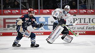 Straubings Schlussmann Florian Bugl und seine Vorderleute mussten sich am Sonntag im Duell mit dem ehemaligen Tigers-Stürmer Mirko Höfflin und den Schwenninger Wild Wings mit 2:4 geschlagen geben. Straubings Schlussmann Florian Bugl und seine Vorderleute mussten sich am Sonntag im Duell mit dem ehemaligen Tigers-Stürmer Mirko Höfflin und den Schwenninger Wild Wings mit 2:4 geschlagen geben.