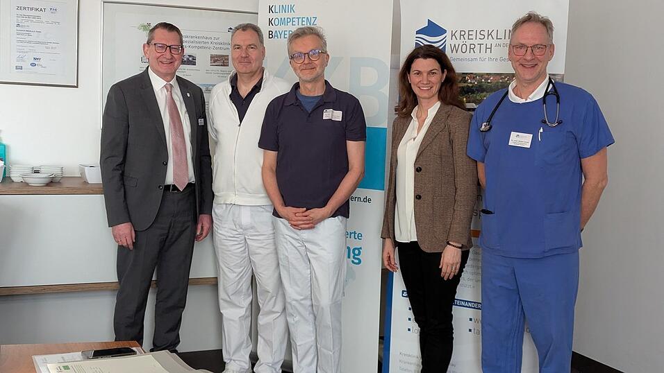Der neue ärztliche Direktor Christoph Gößl (Mitte) mit seinen Stellvertretern Bernhard Bothschafter (Zweiter von links) und Stefan Hundt (rechts) sowie Klinikdirektor Martin Rederer und Landrätin Tanja Schweiger. Der neue ärztliche Direktor Christoph Gößl (Mitte) mit seinen Stellvertretern Bernhard Bothschafter (Zweiter von links) und Stefan Hundt (rechts) sowie Klinikdirektor Martin Rederer und Landrätin Tanja Schweiger.