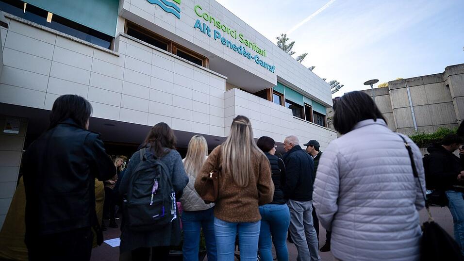 Der ungewöhnliche Fall spaltet Spanien. Vor dem Krankenhaus wurde protestiert. Der ungewöhnliche Fall spaltet Spanien. Vor dem Krankenhaus wurde protestiert.