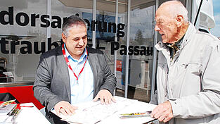 Riza Eliagir, Projektbetreuer Baustelleneinrichtung und Logistik (links), war in Radldorf einer der Berater. Hier erl&auml;utert er die verschiedenen Buslinien gerade Walter Englberger (rechts), der in Pilling-Siedlung wohnt.