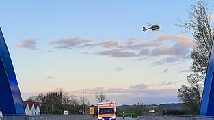 Ein Mitfahrer im Transporter war so schwer verletzt worden, dass ihn ein Rettungshubschrauber ins Krankenhaus bringen musste.